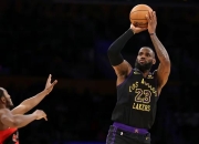 湖人陷入低谷，浓眉哥连败，关键时刻神级表现球队命运悬念！