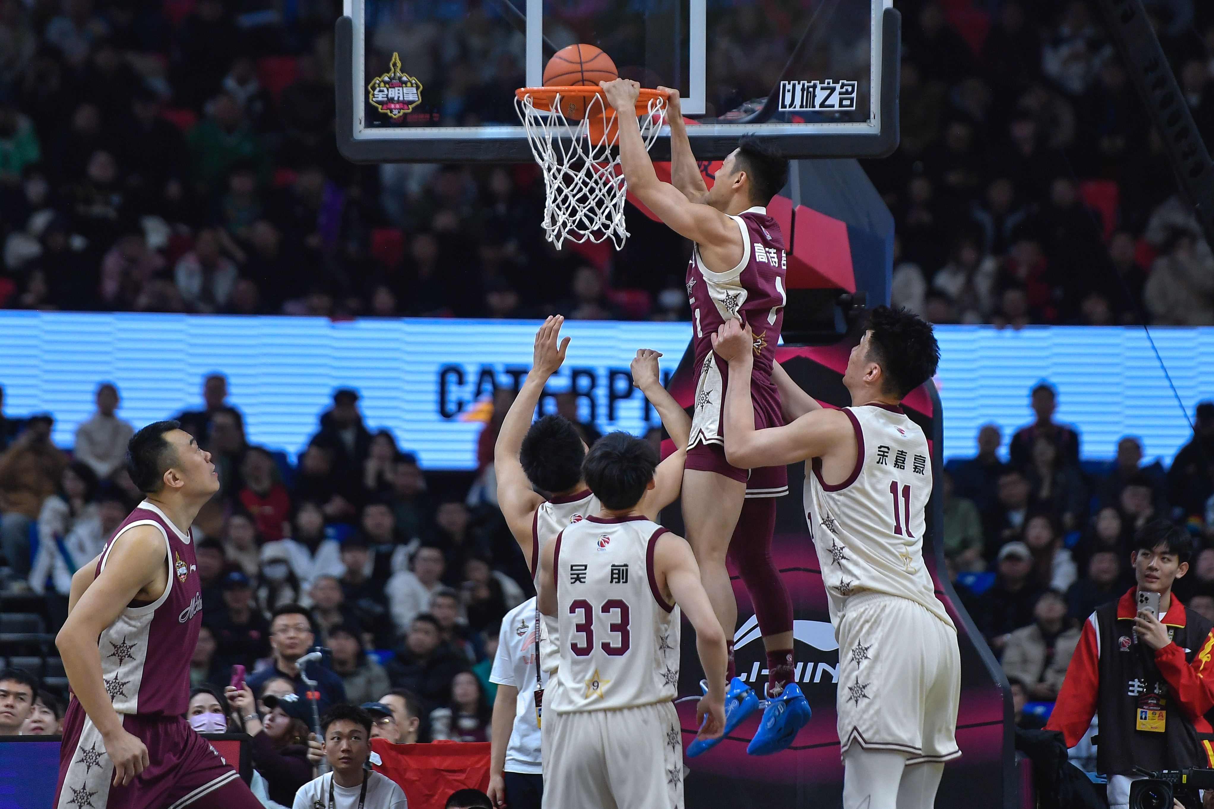 国内篮球锦标赛再掀热潮，各支队伍实力逐渐显现的简单介绍