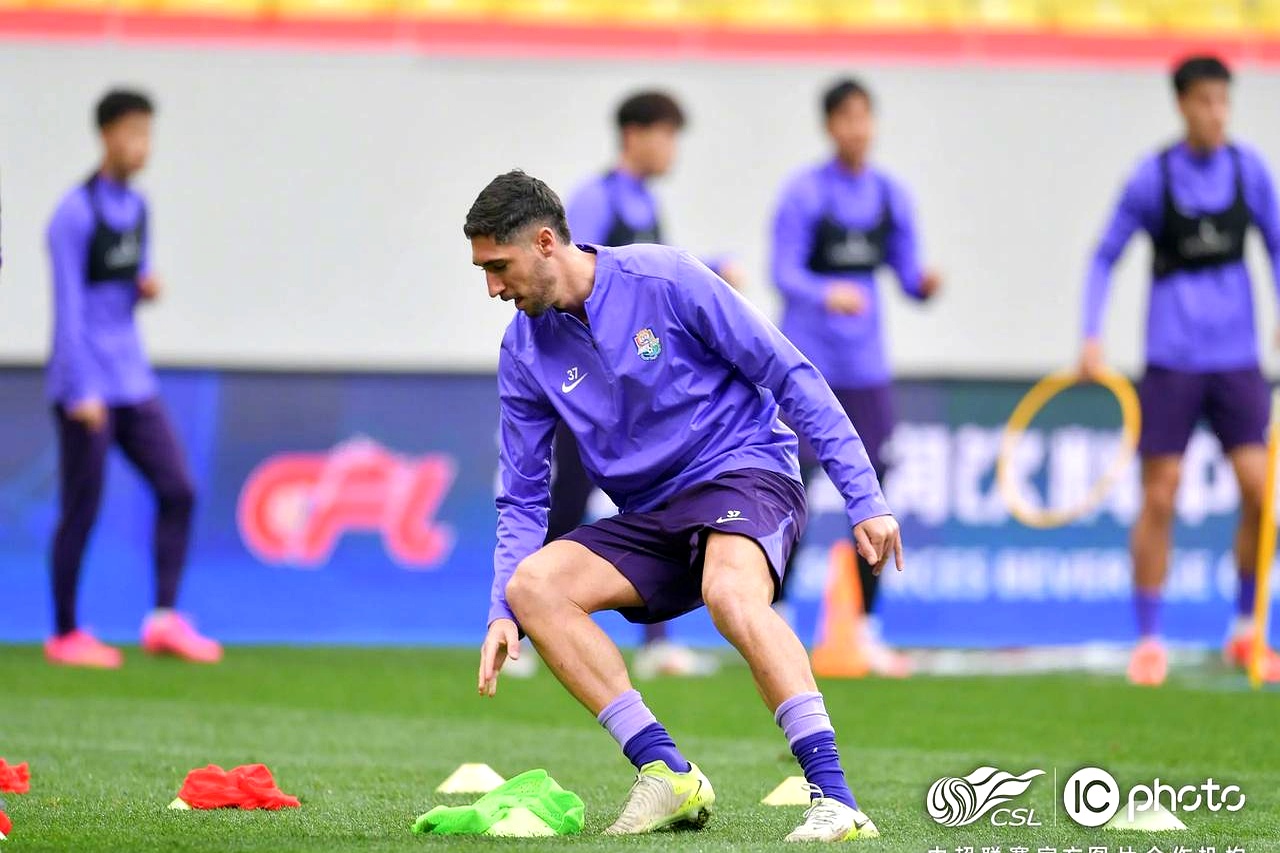 下轮足球顶级联赛角逐胜利，球队追求荣耀的简单介绍