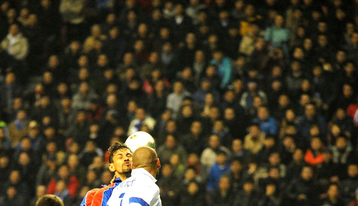 错失绝佳机会!球队射门不中,遗憾心情 错失绝佳机会!球队射门不中,遗憾心情