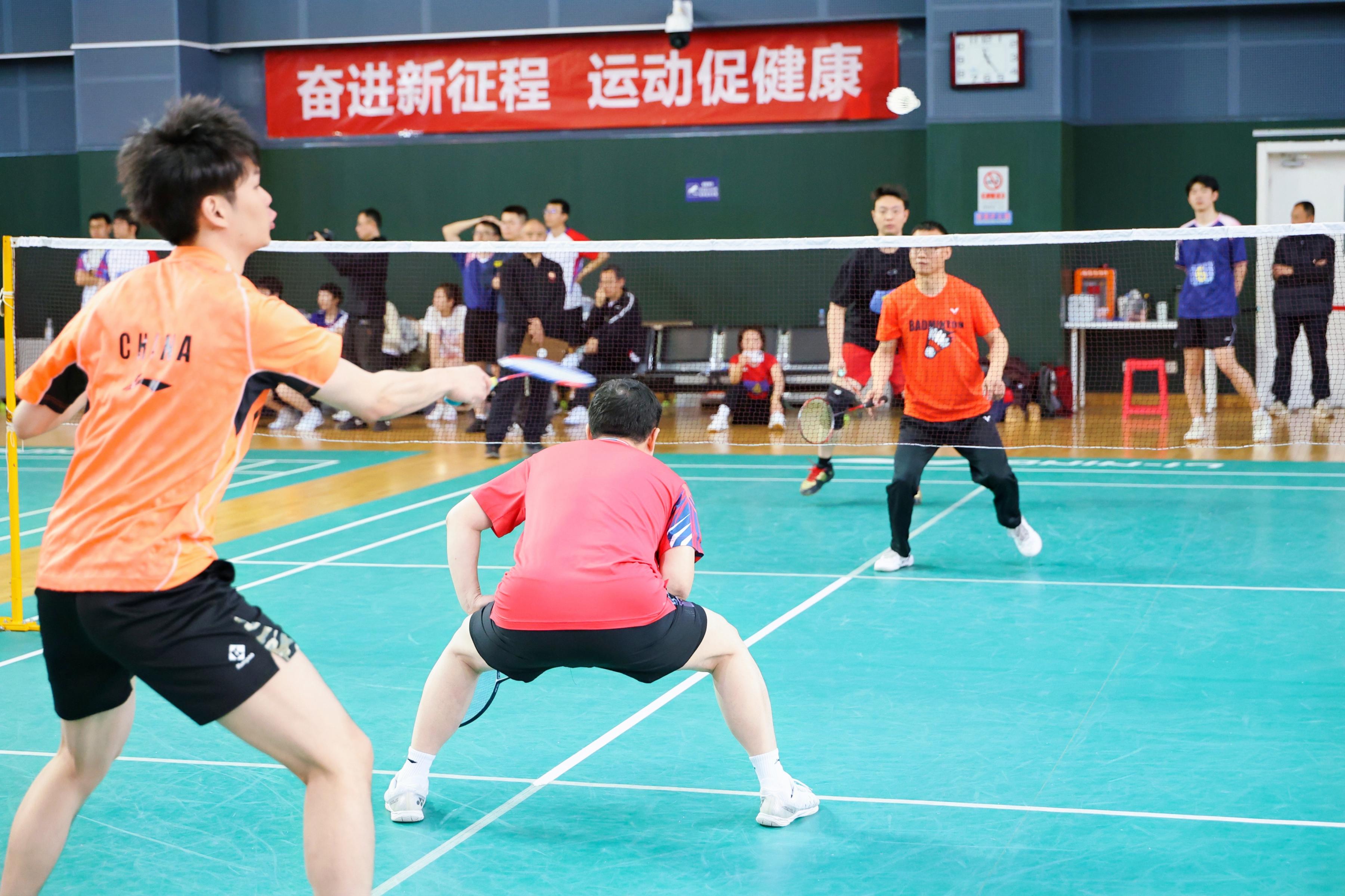 关注球队的训练情况，准备迎接挑战