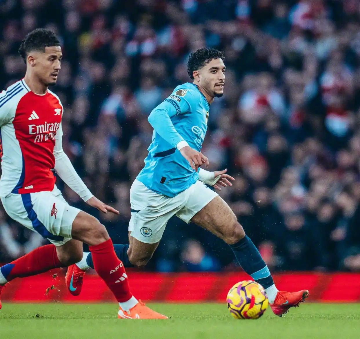 比分领先球队火力全开，场上呈现一幕幕精彩进攻