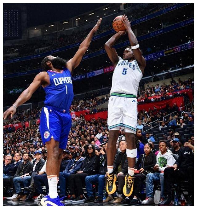 穆古鲁扎回归赛场，逆转首场状态亮眼，快船观众沸腾！